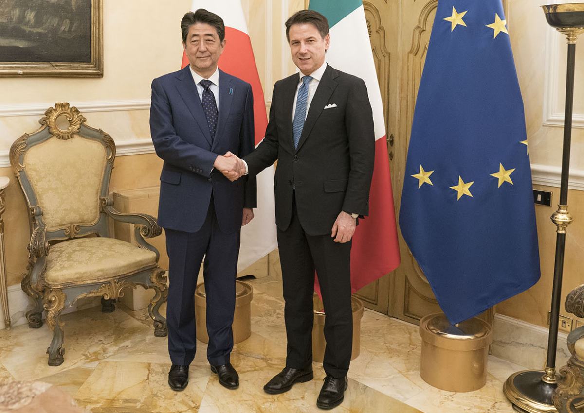 Abe a colloquio con Conte e... Salvini: il Presidente del Consiglio sono due!