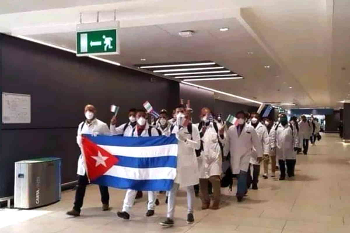 I medici rivoluzionari di Cuba sono arrivati in Lombardia per aiutare la regione sovranista nella lotta al coronavirus