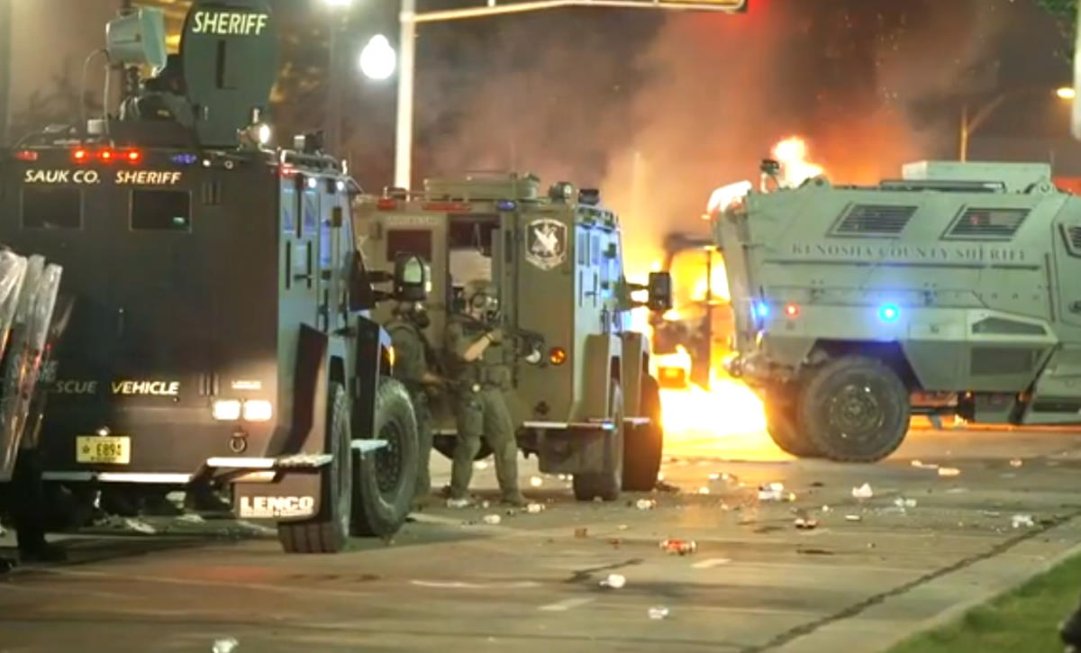 Seconda notte di manifestazioni e scontri a Kenosha, mentre sono stati solo messi fuori servizio i poliziotti che hanno sparato a Jacob Blake