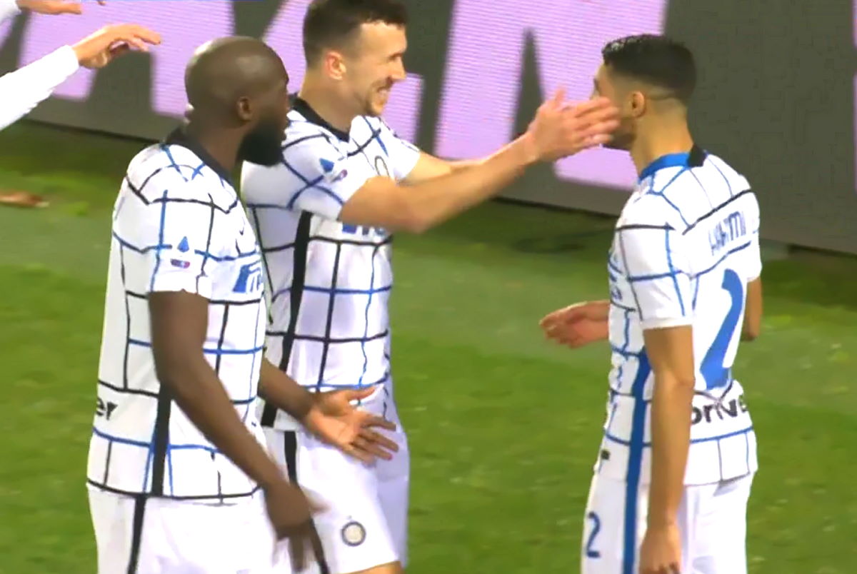 Inter vince 2-0 a Firenze, scavalcato per ora il Milan