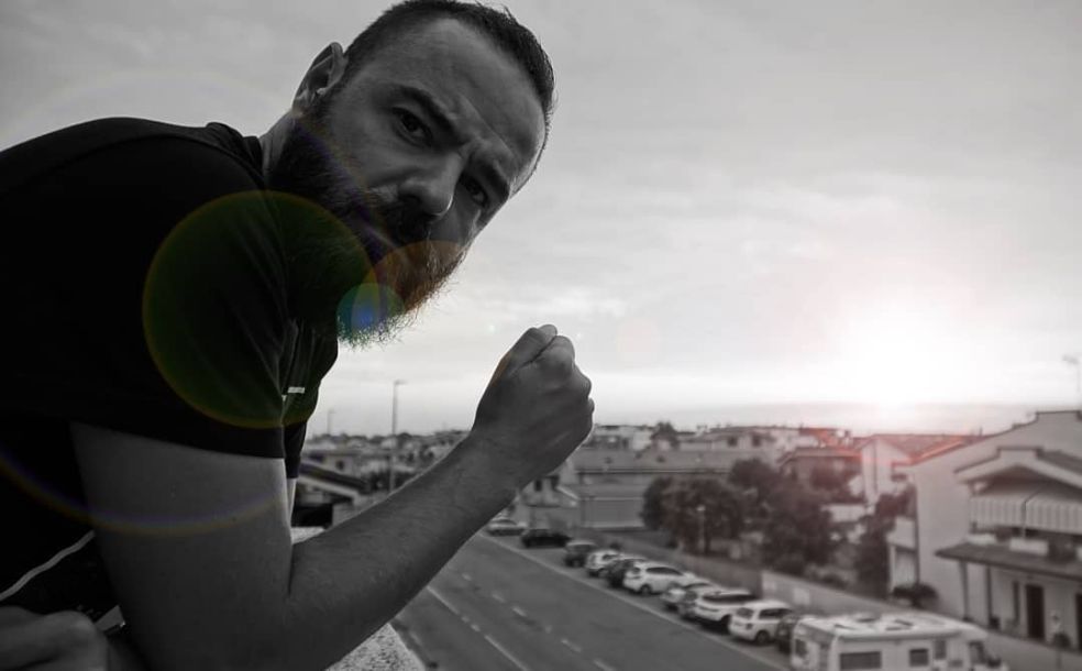 Si chiama Giuseppe Quello Là! C'è lui dietro il videoclip del nuovo singolo di Simone Barotti Gimme More.