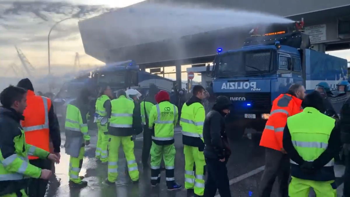 La polizia sgombera i portuali di Trieste e la Meloni si arrabbia