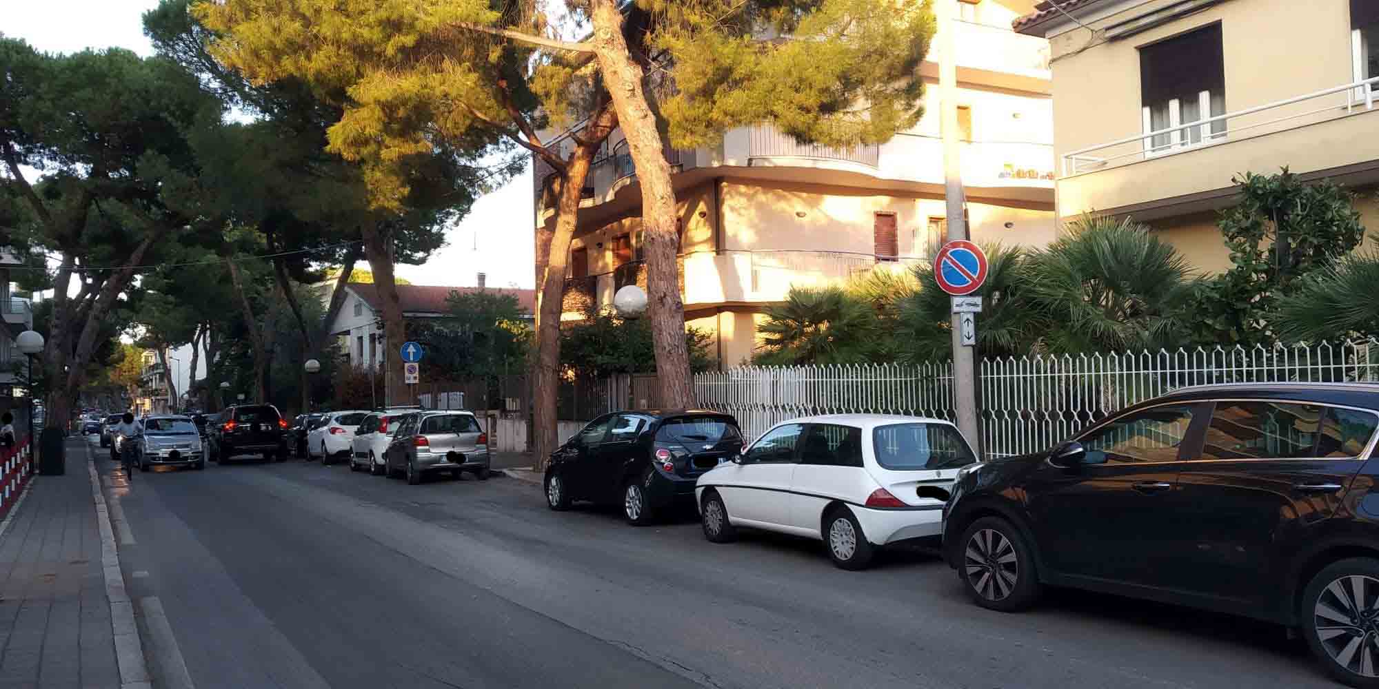 Pescara: lungo Via del Santuario fila di macchine in sosta in corrispondenza del divieto