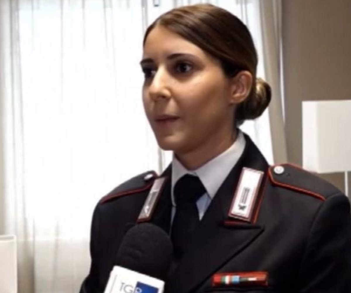 San Giorgio a Cremano, una carabiniera salva una donna che minacciava il suicidio dopo aver subito l'ennesima aggressione