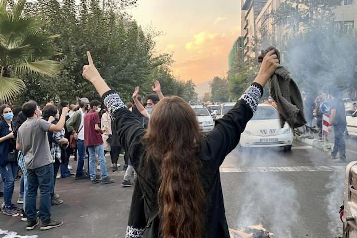 Proteste in Iran, una scia di sangue e migliaia di arresti: il pugno duro del regime