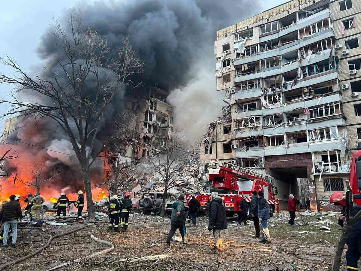 Ucraina, sale a 30 il bilancio dei civili morti nel condominio colpito a Dnipro. Per Putin tutto procede come previsto