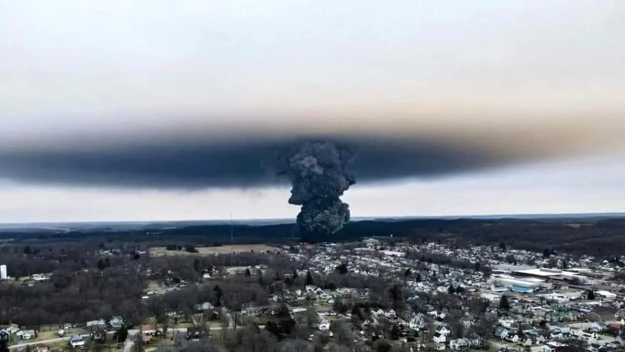 Catastrofe ambientale in Ohio: nube nera e strage di pesci. Abitanti: Qui sembra Chernobyl