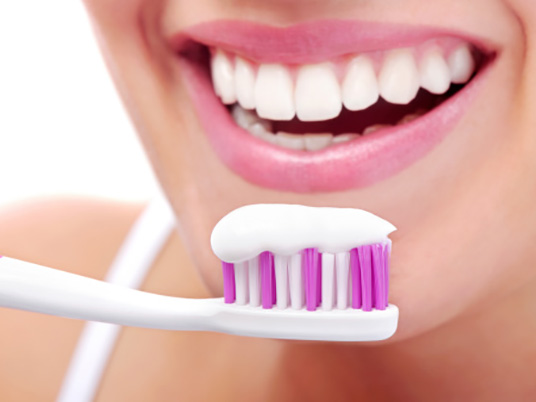 Sai qual è il momento migliore per lavarti i denti dopo i pasti?