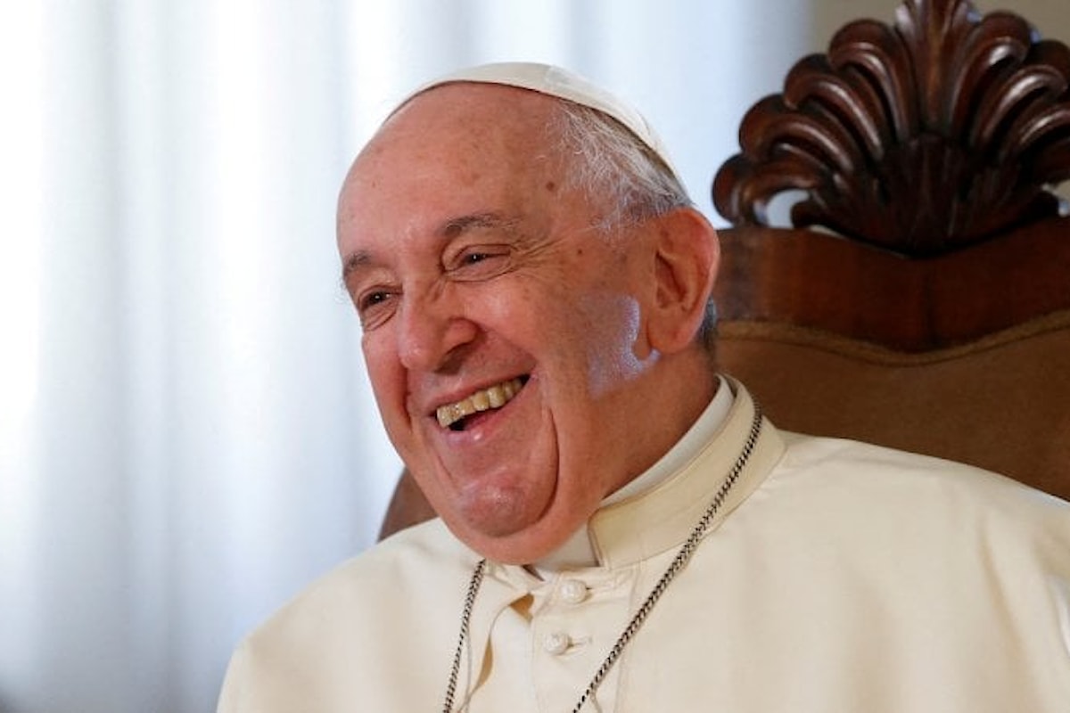 Colpo di scena: Papa Francesco apre ai preti sposati, possibile la riammissione con un cambio del Diritto Canonico