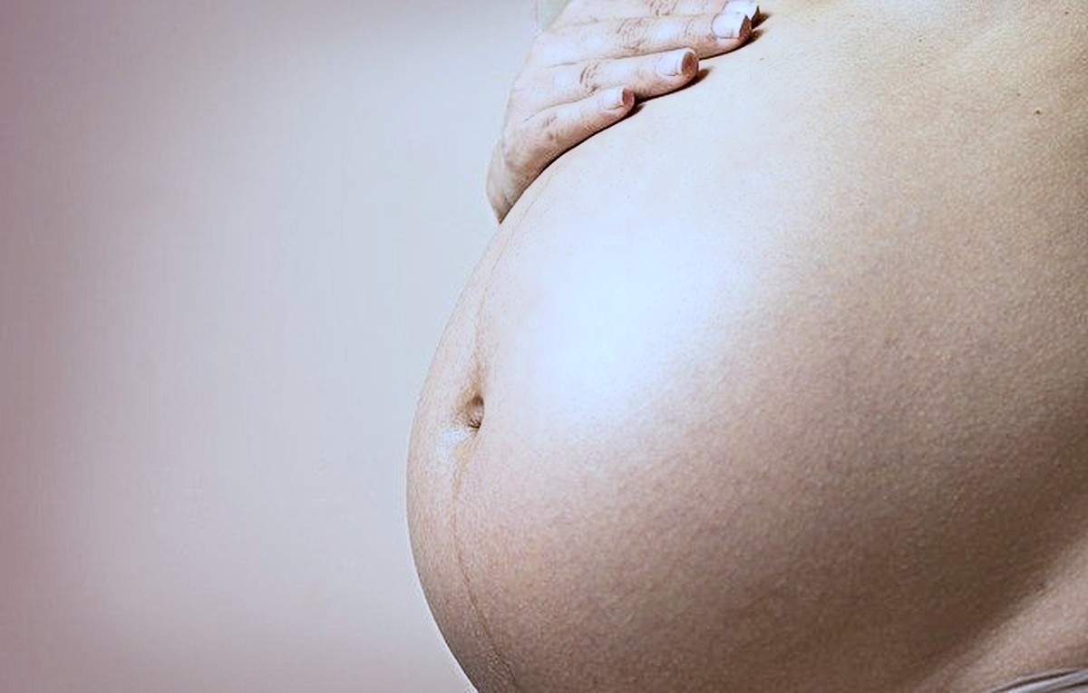 Maternità surrogata per FdI: dallo spaccio di bimbi a reato più grave della pedofilia
