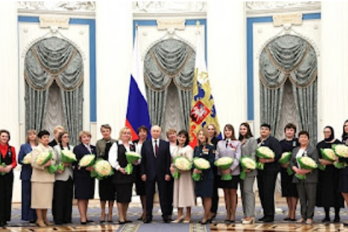 8 marzo, Putin ha premiato le donne impegnate nella lotta in Donbass