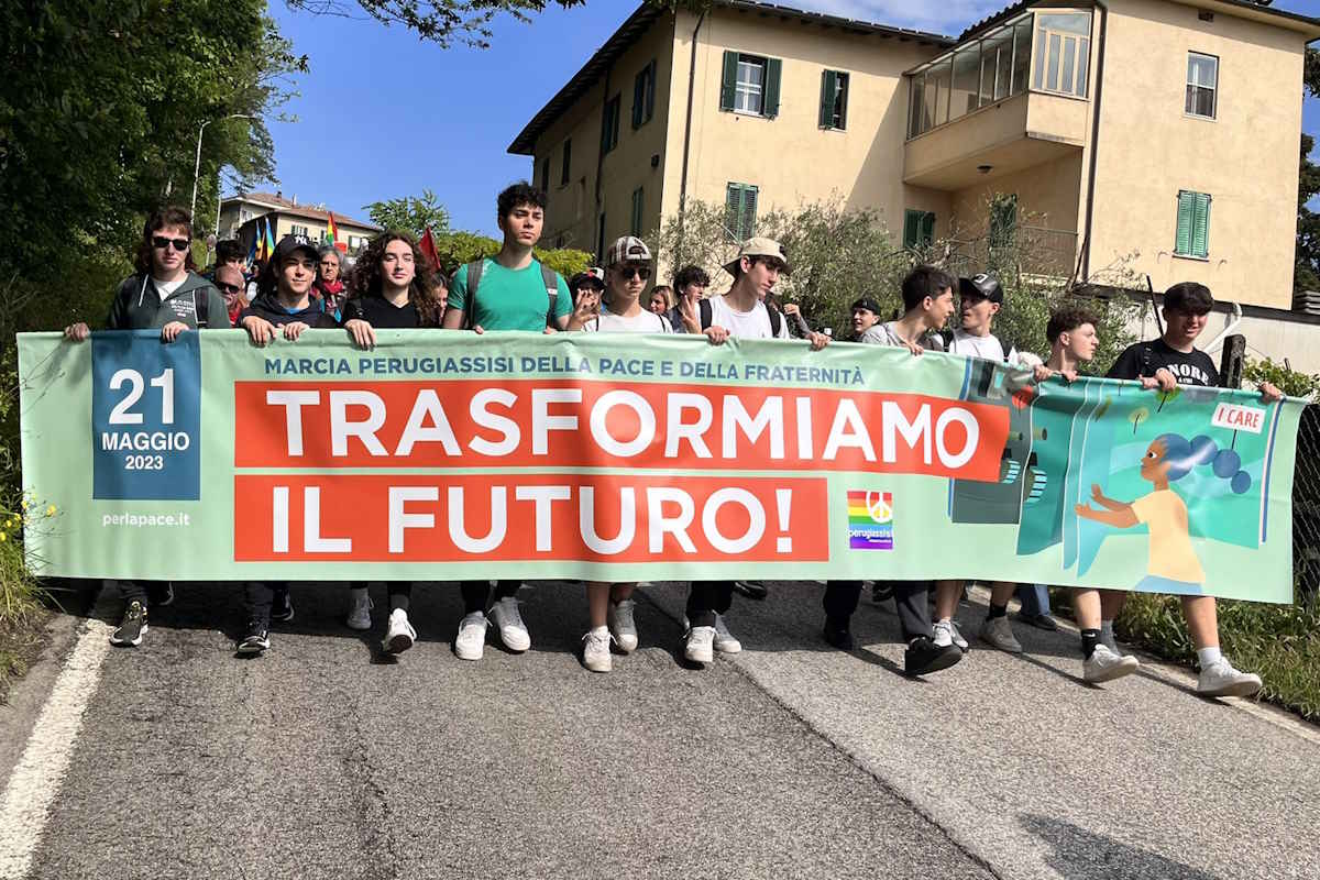 In diecimila alla Marcia della Pace Perugia - Assisi, la marcia dei giovani a cui i partiti non hanno preso parte