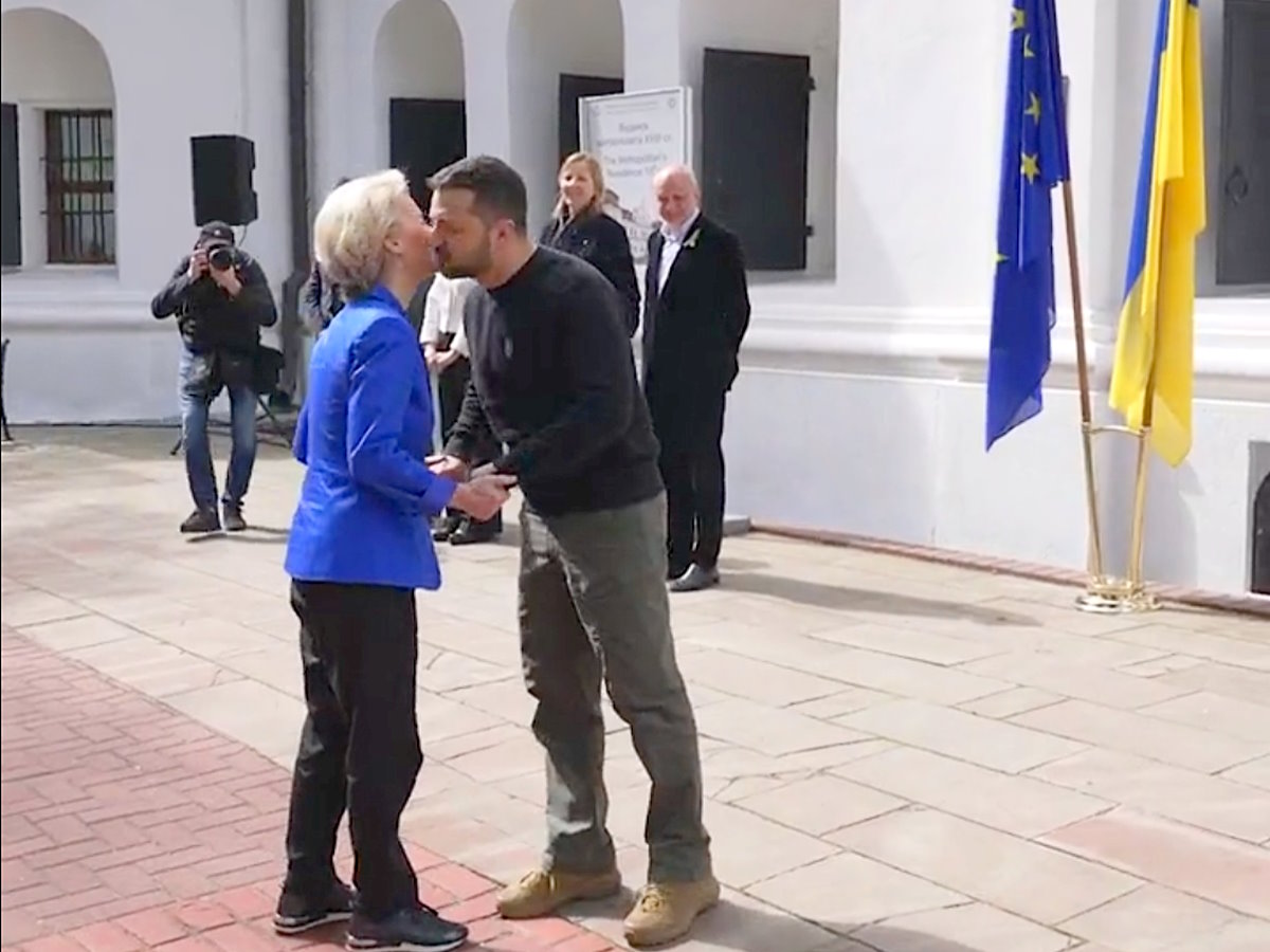 La von der Leyen va a Kiev per la Festa dell'Europa e a Zelenskyj promette munizioni, soldi, sanzioni ai russi e un Ucraina nell'Unione Europea