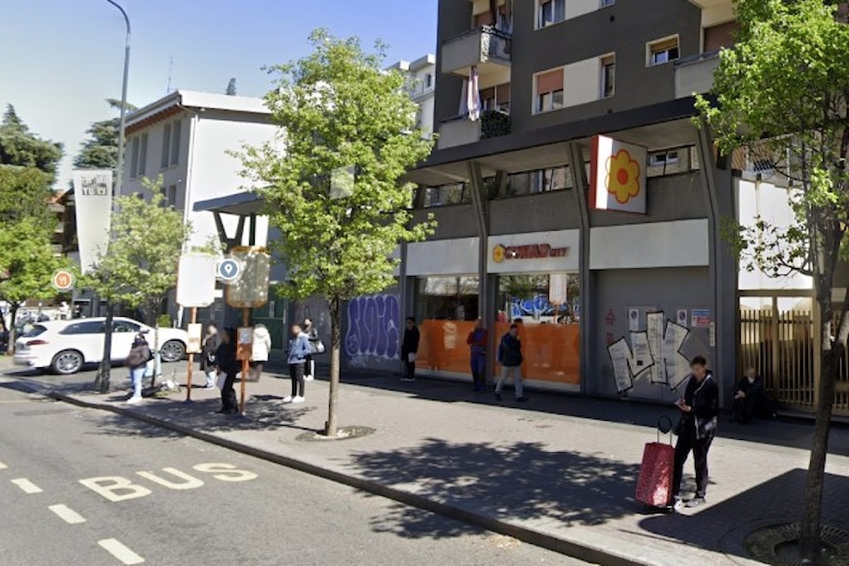 Riapre il Conad di via Astesani a Milano dopo i lavori. «Continui vandalismi sulla facciata»