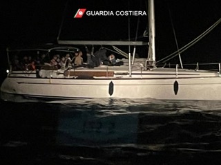 96 migranti su una barca a vela in difficoltà salvati dalla Guardia Costiera
