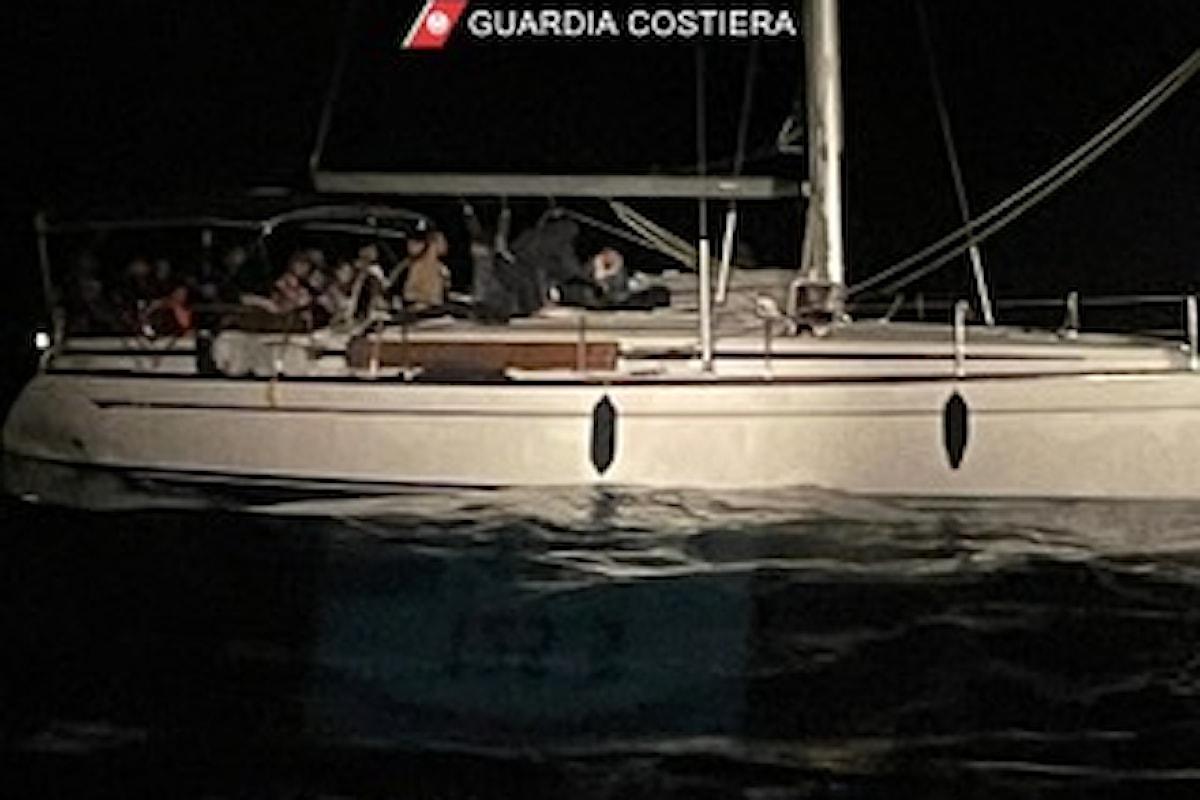 96 migranti su una barca a vela in difficoltà salvati dalla Guardia Costiera