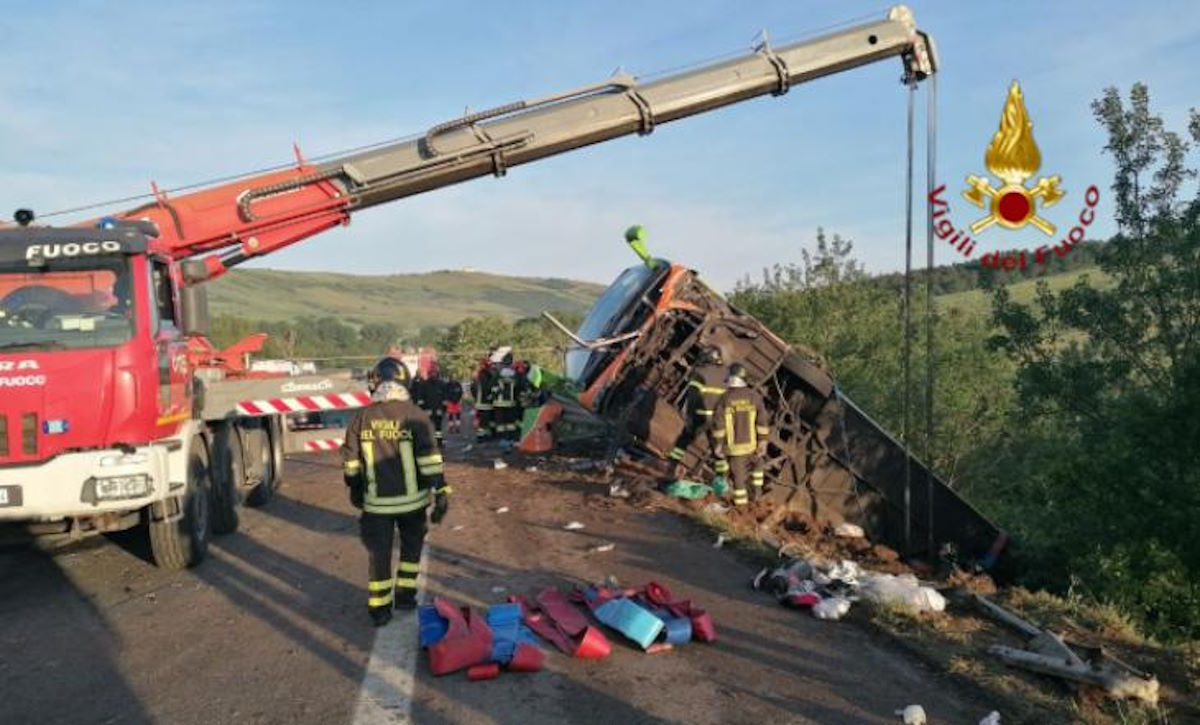 Un bus sull'autostrada Napoli - Canosa è finito in una scarpata: un morto e 14 feriti