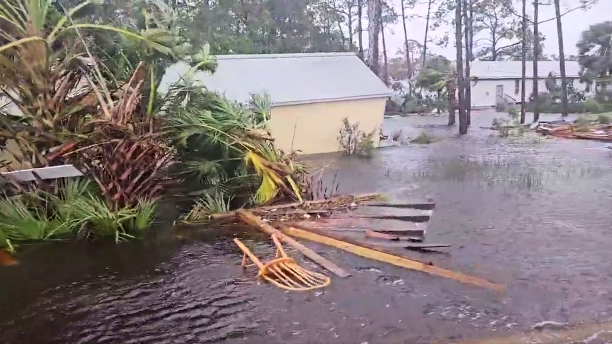 L'uragano Idalia colpisce la Florida: allagamenti e blackout in tutta la regione, non ancora disponibile un resoconto dei danni