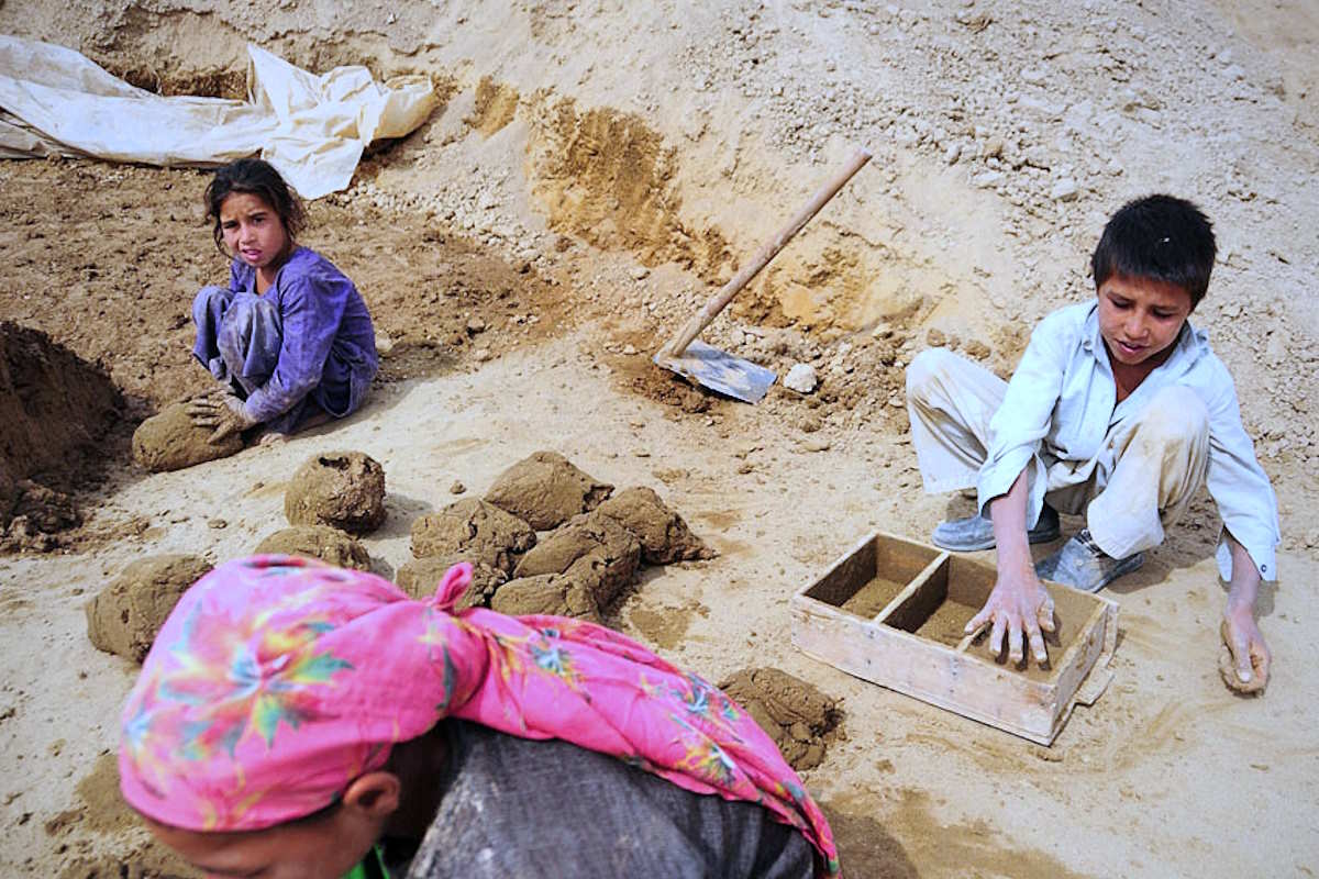 Save the Children: dopo due anni di regime talebano il lavoro minorile è in aumento