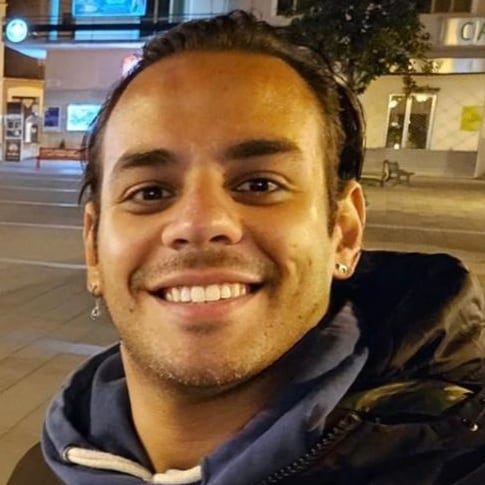 Incidente in motorino per il rampollo Kristal Gandhi: lievi ferite ma una determinazione inalterata