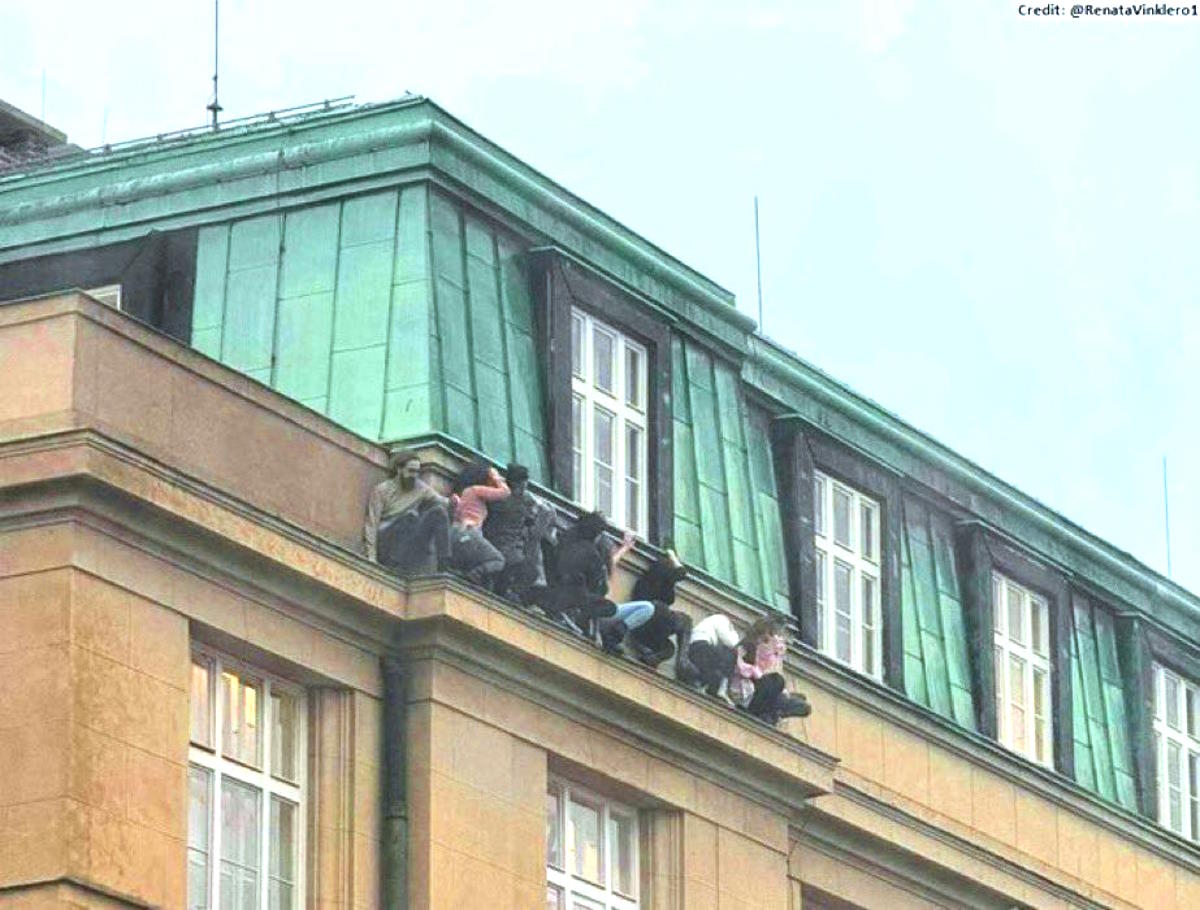 Almeno 15 le vittime di uno studente che ha sparato sui passanti dall'Università Carolina di Praga