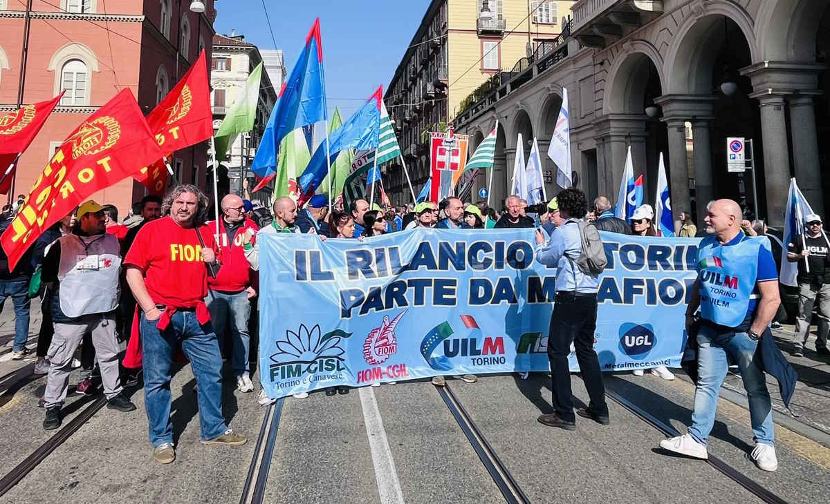 Erano 12mila in piazza a Torino per chieder conto a Stellantis del futuro di Mirafiori
