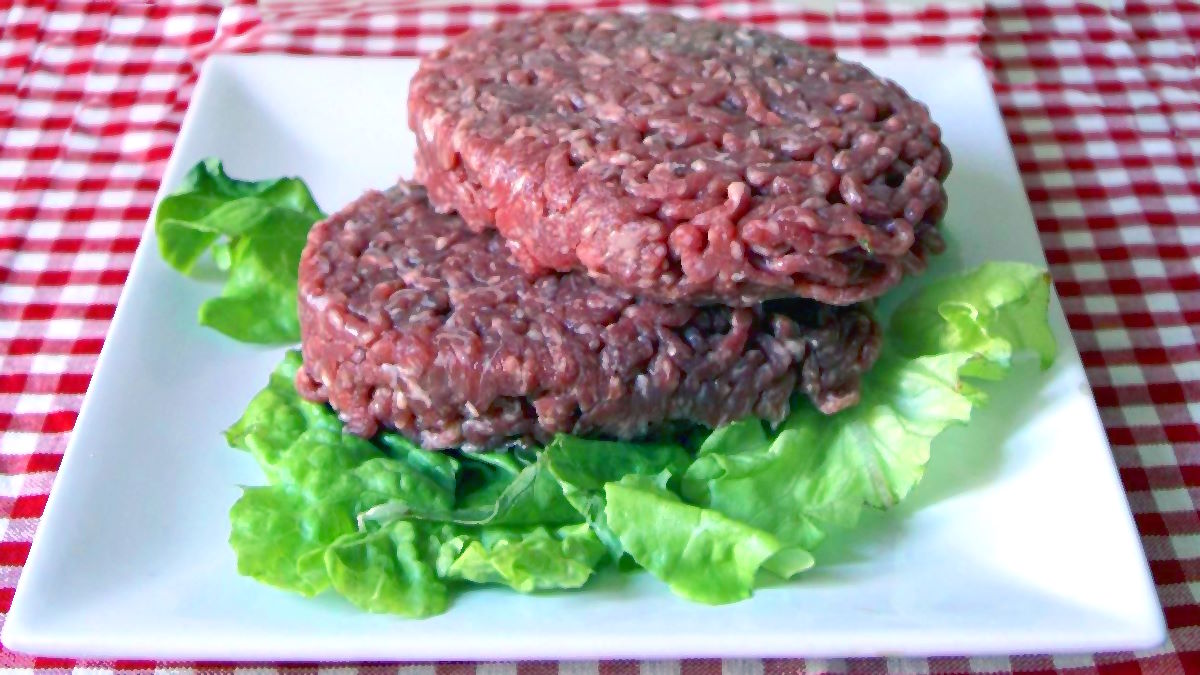 Meat sounding: in Francia il Consiglio di Stato sospende il divieto di utilizzare il termine bistecca per la carne vegetale. E in Italia?