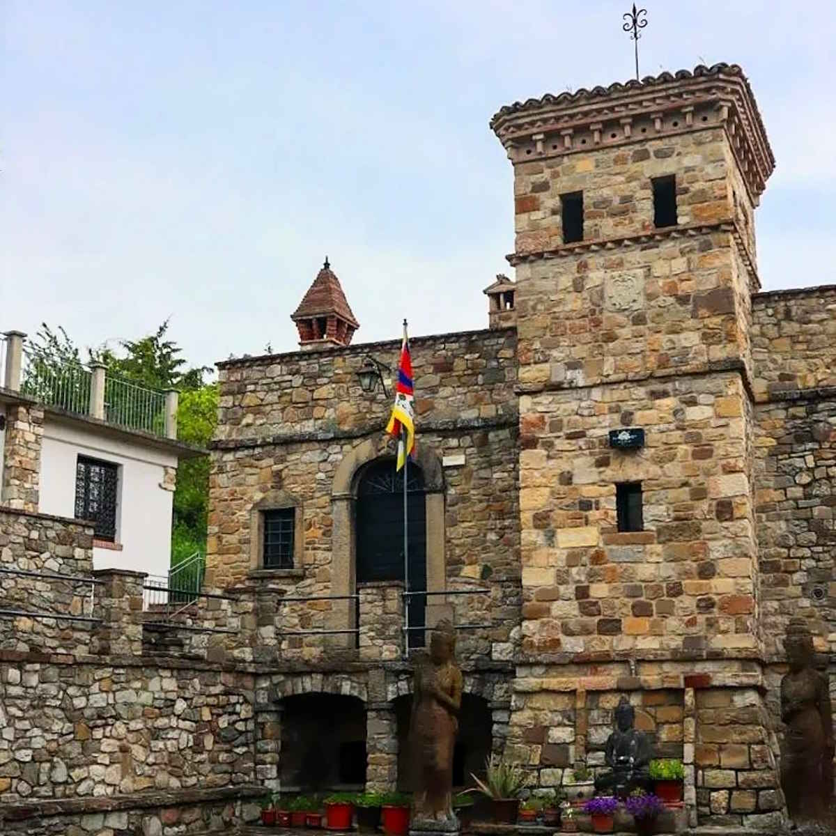 Echi Medioevali: Scopri il Borgo di Votigno di Canossa e la Casa del Tibet nell'Appennino Reggiano