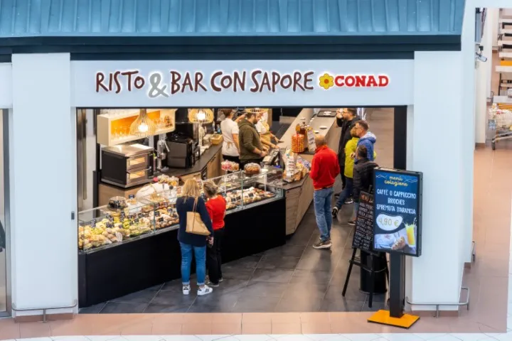 Una nuova mensa inaugura a Monselice. Al taglio del nastro c'è anche il Sindaco