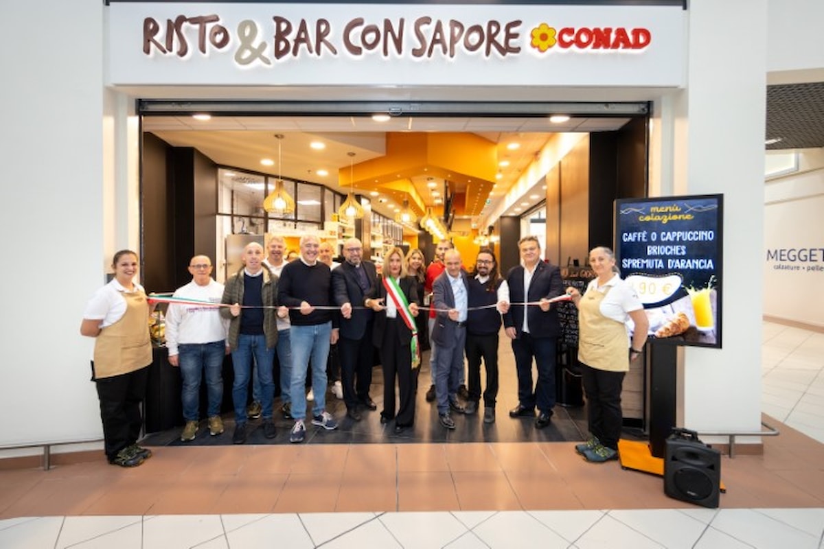 Una nuova mensa inaugura a Monselice. Al taglio del nastro c'è anche il Sindaco