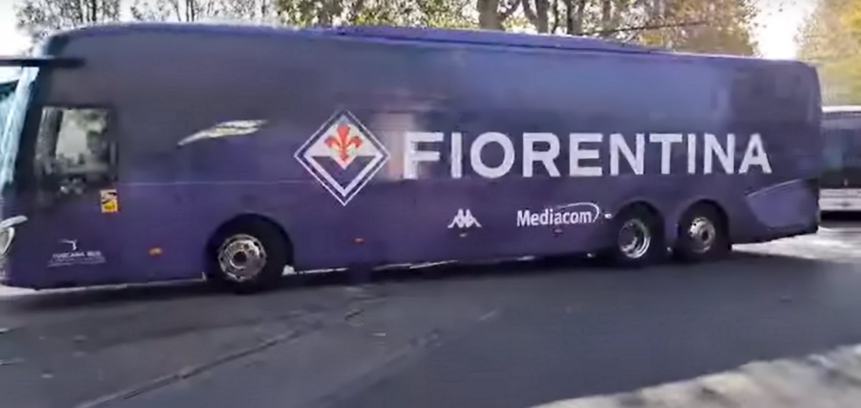 VIDEO - Arrivo Pullman Fiorentina: ecco l'accoglienza allo stadio Olimpico Grande Torino