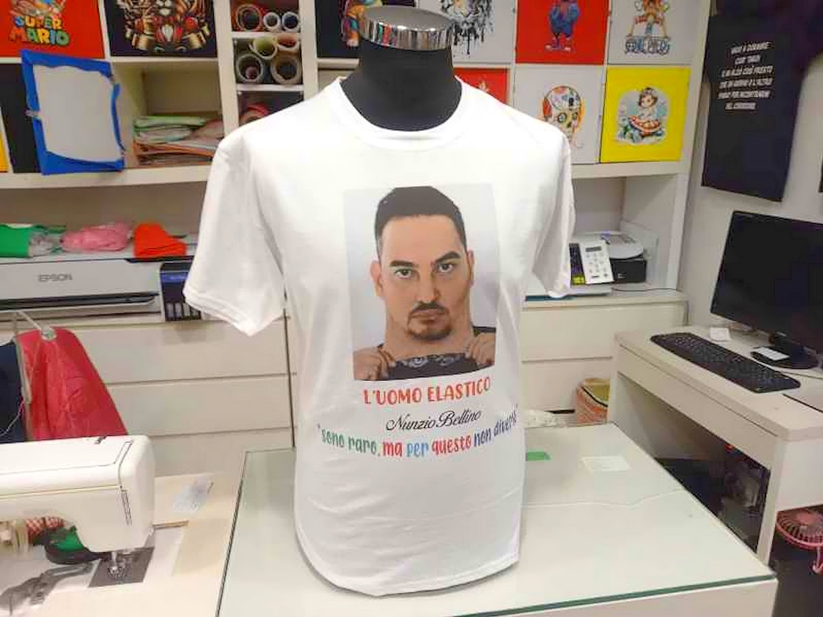 Dalla TV alla moda: la T-shirt di Nunzio Bellino attore e personaggio tv è un invito alla consapevolezza sulle malattie rare