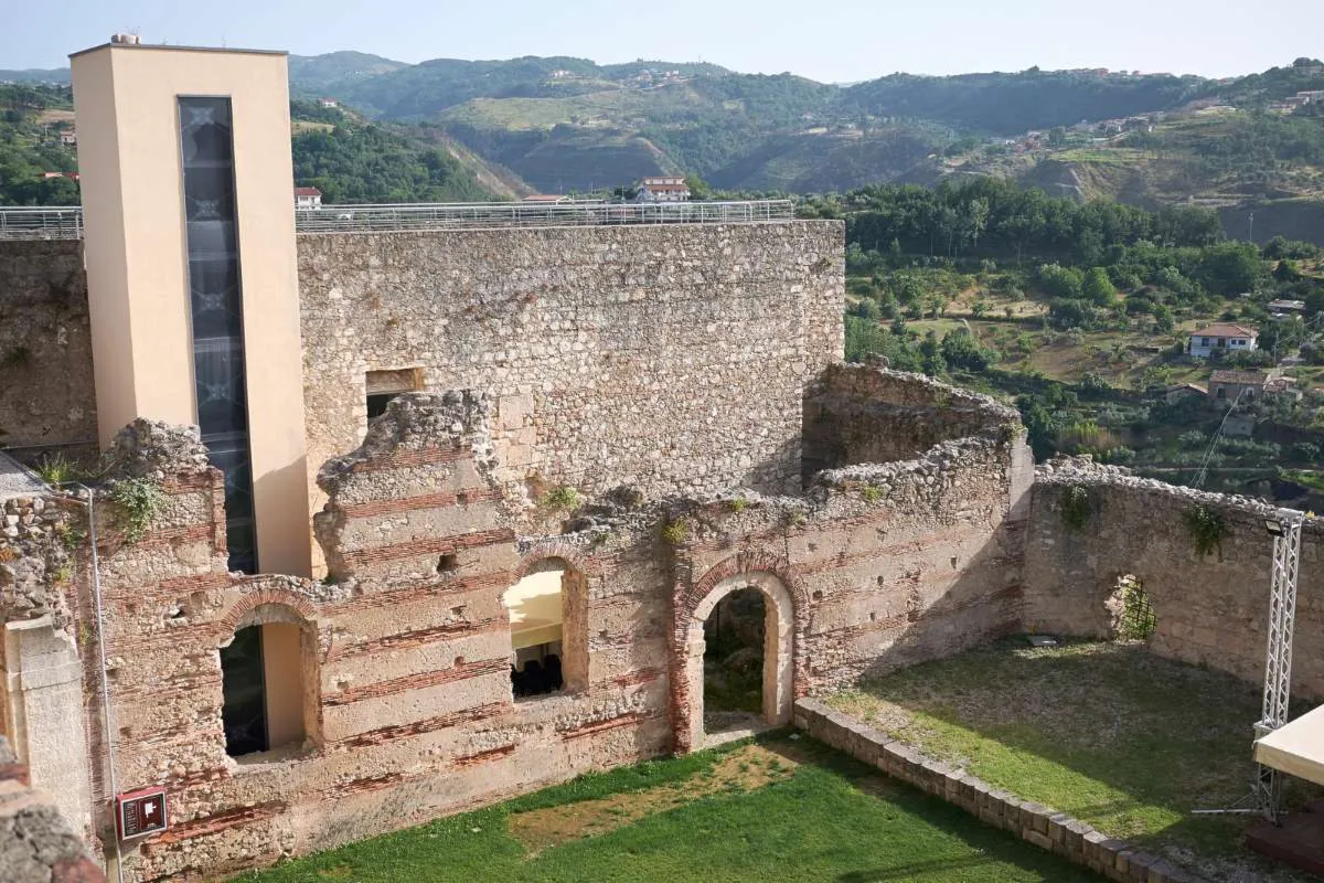 Teresa Averta: scrittrice e poeta tra le eccellenze premiate in Calabria e riconosciuta a livello nazionale