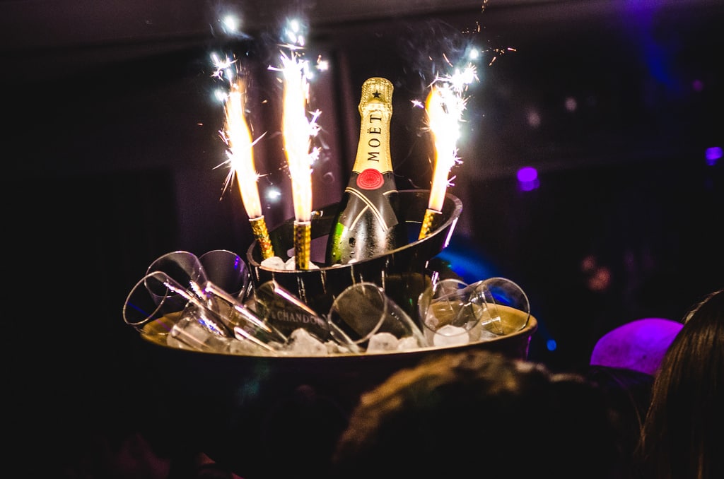 Vip Vibes fa il suo debutto alla Villa delle Rose: un’esplosione di glamour, musica e social star