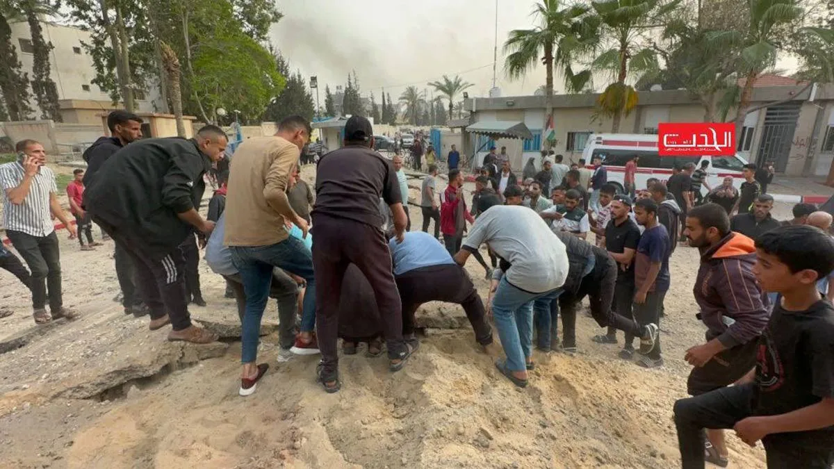 Strage a Khan Yunis: raid israeliano colpisce la zona dell'Ospedale Europeo, decine di vittime tra i civili