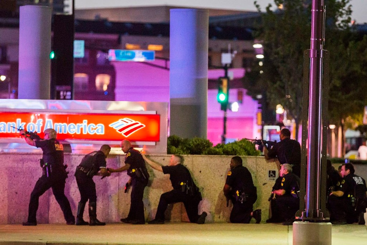 5 agenti uccisi e altri feriti dagli spari di cecchini a Dallas, durante protesta antirazzista