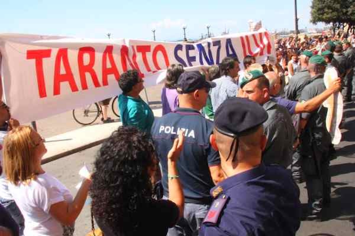 Renzi a Taranto per inaugurare il MarTa, ma incassa la protesta della città