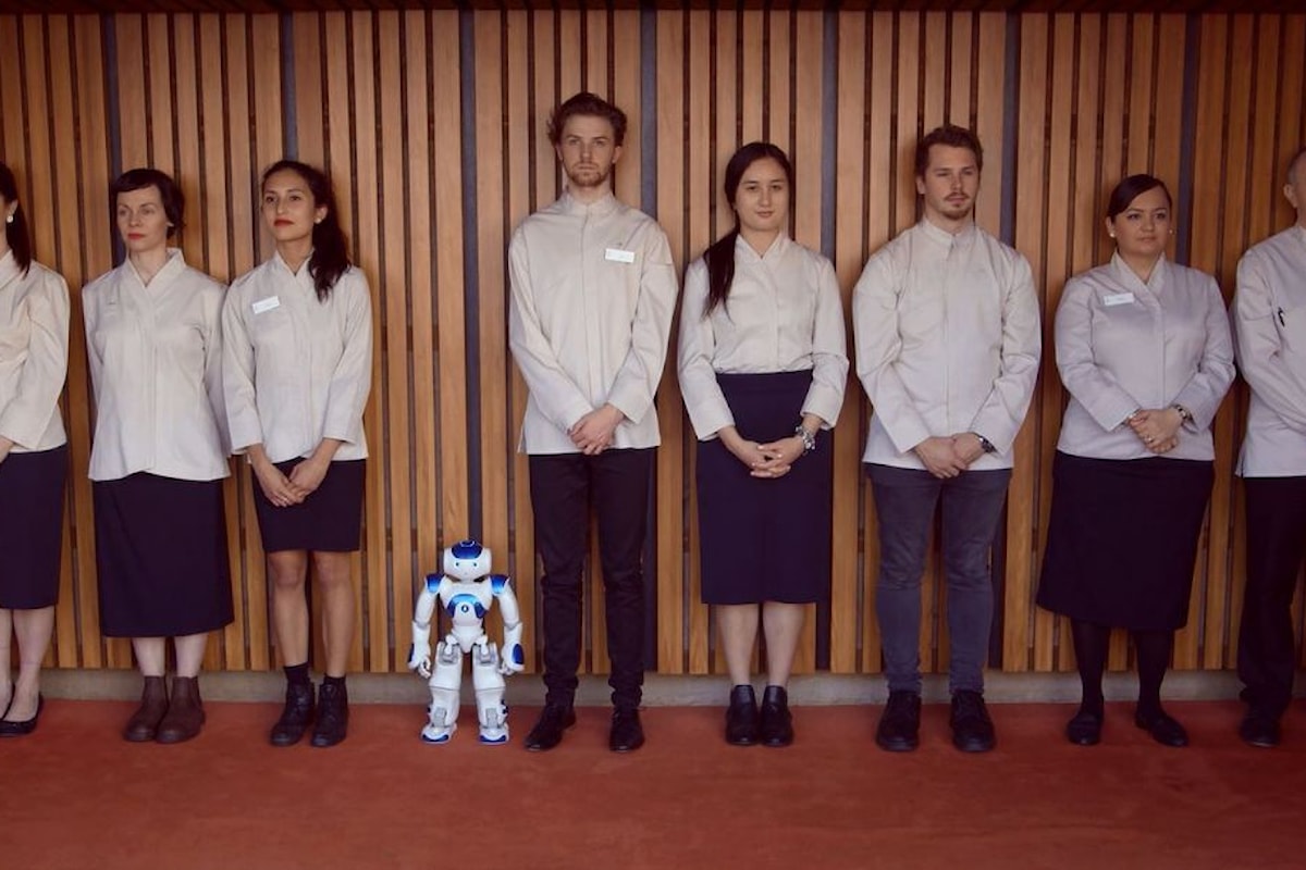 Un robot al suo primo giorno di lavoro al Teatro dell'Opera di Sidney