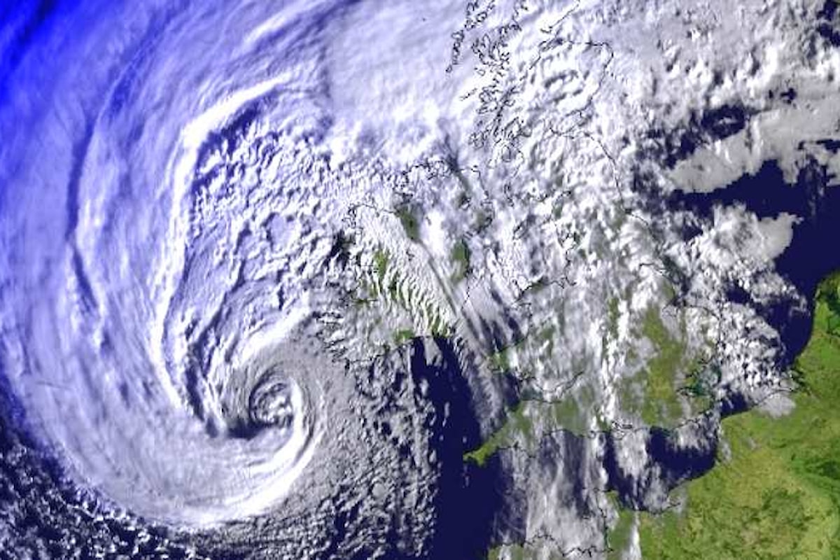 La tempesta tropicale Ofelia ha raggiunto l'Irlanda e martedì colpirà la Gran Bretagna