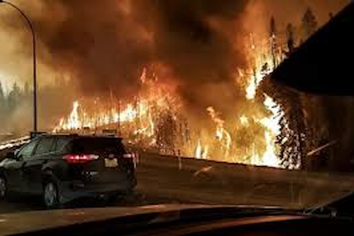 Canada, impossibile controllare l'incendio nella provincia dell'Alberta