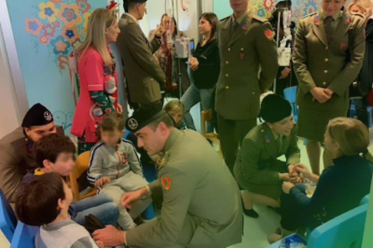 Lecce, militari della Brigata Pinerolo donano giochi a bambini dell'ospedale Vito Fazzi