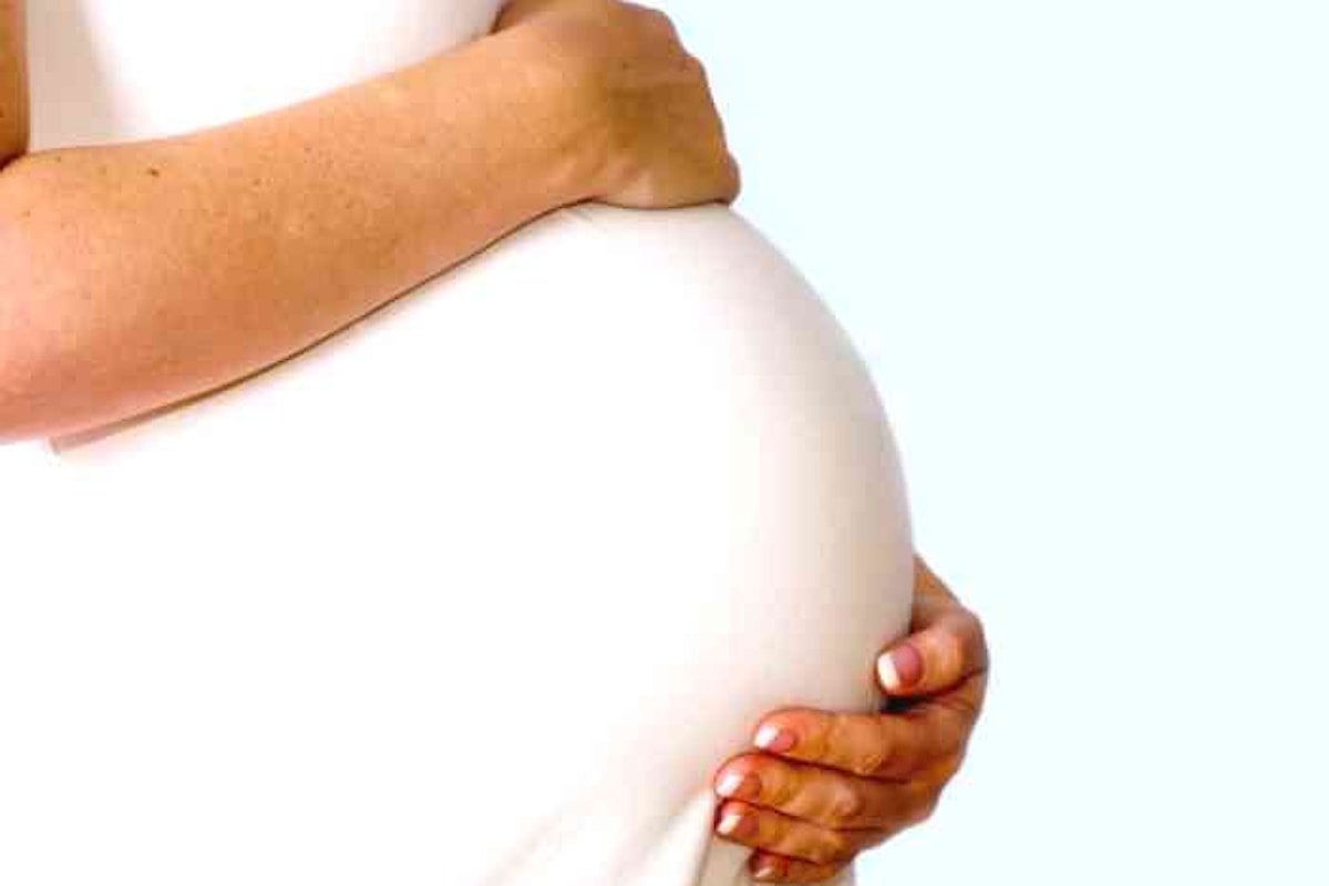 Alfano e Lorenzin: un ddl per rendere reato universale la maternità surrogata