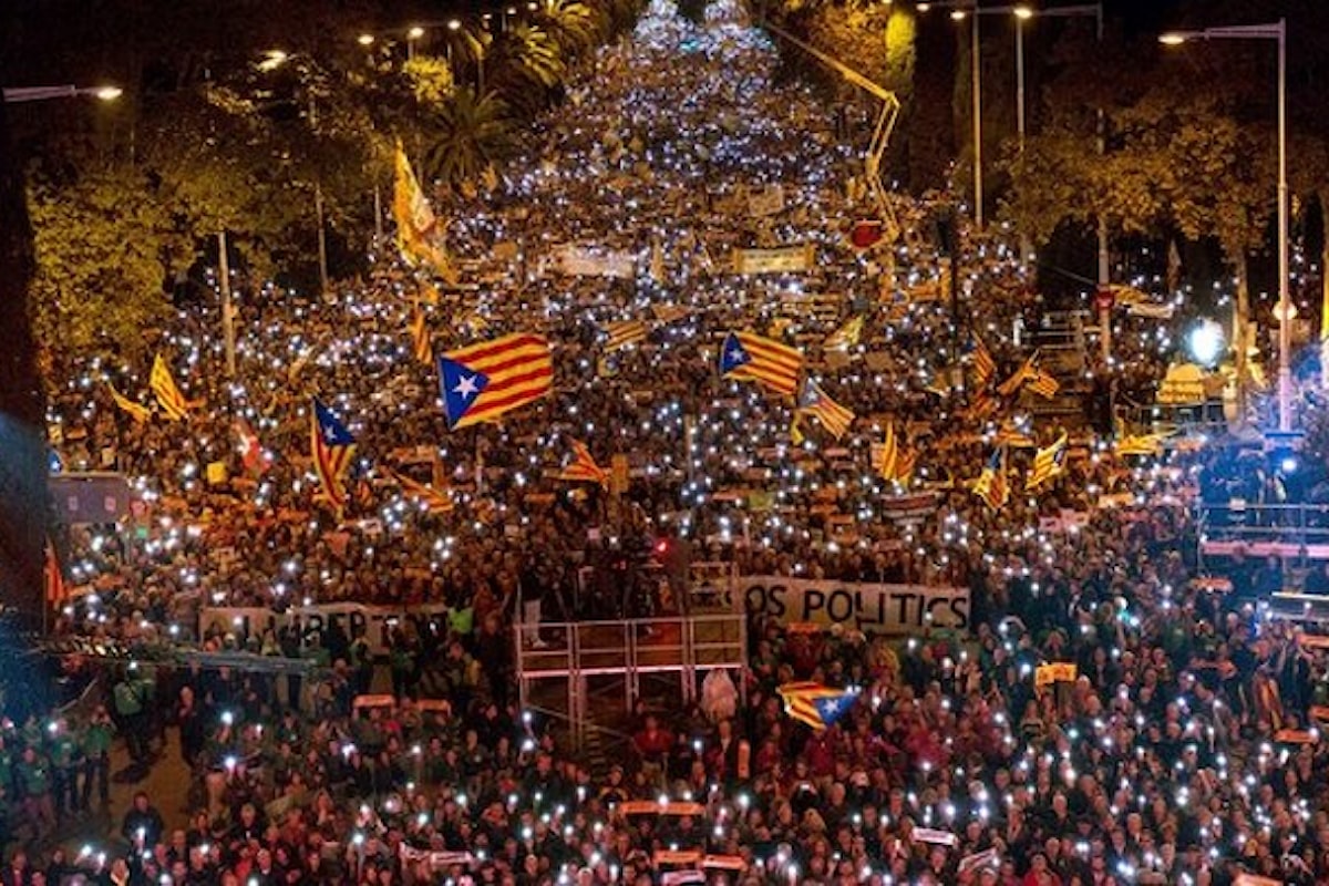 A Barcellona in 750mila chiedono la libertà per i presidenti di ANC e Òmnium e gli ex componenti della Generalitat
