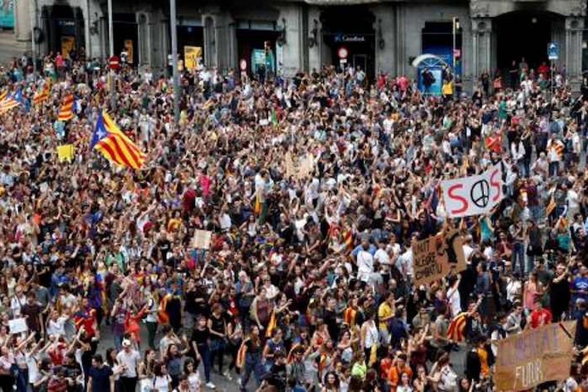 I catalani in strada contro le violenze e per l'indipendenza