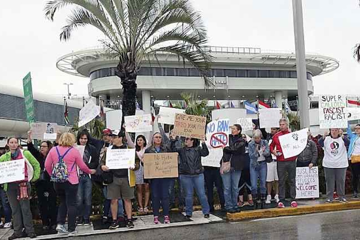 Gli americani divisi sui divieti di ingresso negli USA da parte di Trump