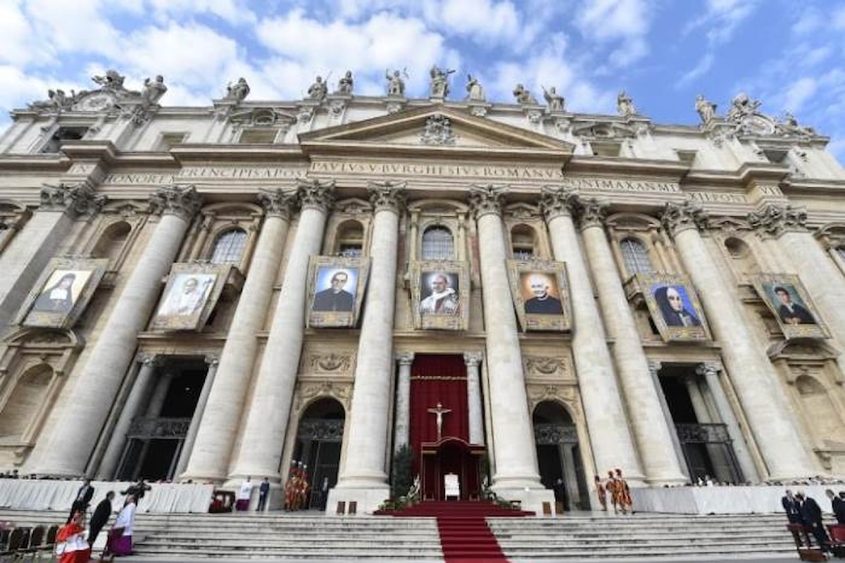 Il Papa ha riconosciuto sette nuovi santi, tra questi Paolo VI e Oscar Romero